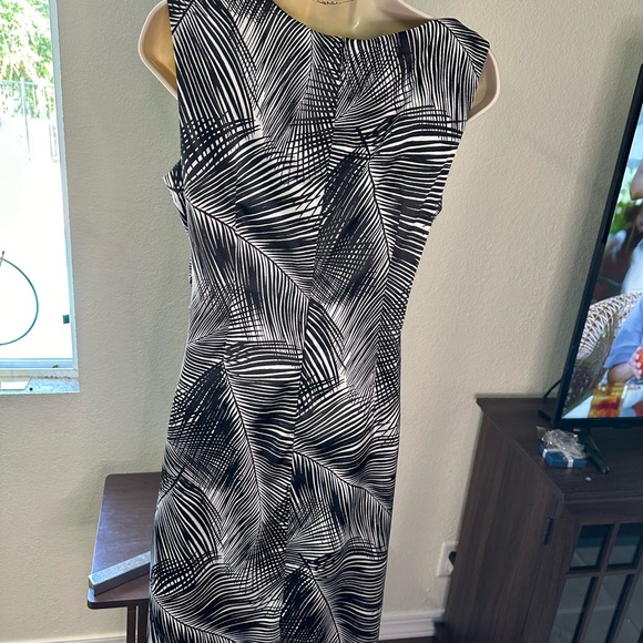 Maggy London very special dress size 10. Satin like fabric in black and white. - Picture 2 of 6